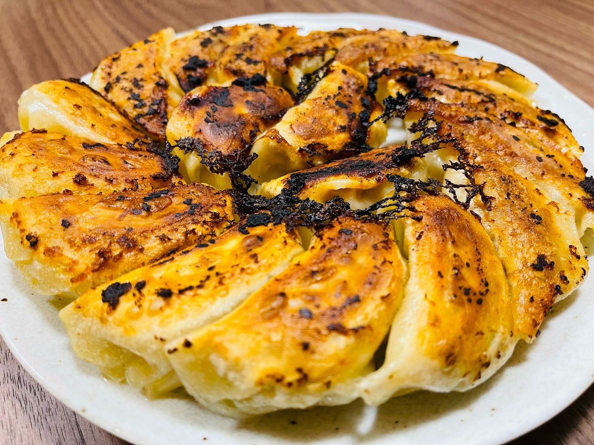 ソルティポーク餃子 1パック（30個入り）（冷凍グルメ工房 餃子花伝