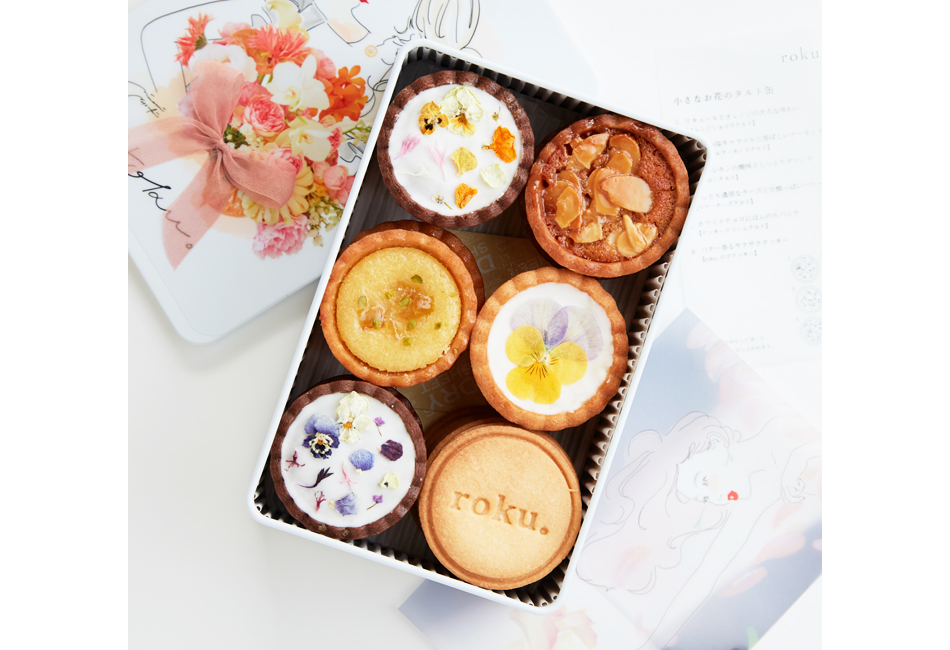 缶のデザインからタルトまで、小さな花が咲き誇るこだわりのタルト